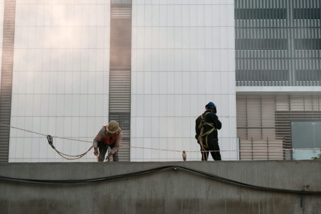 Hombres trabajando en un tejado
