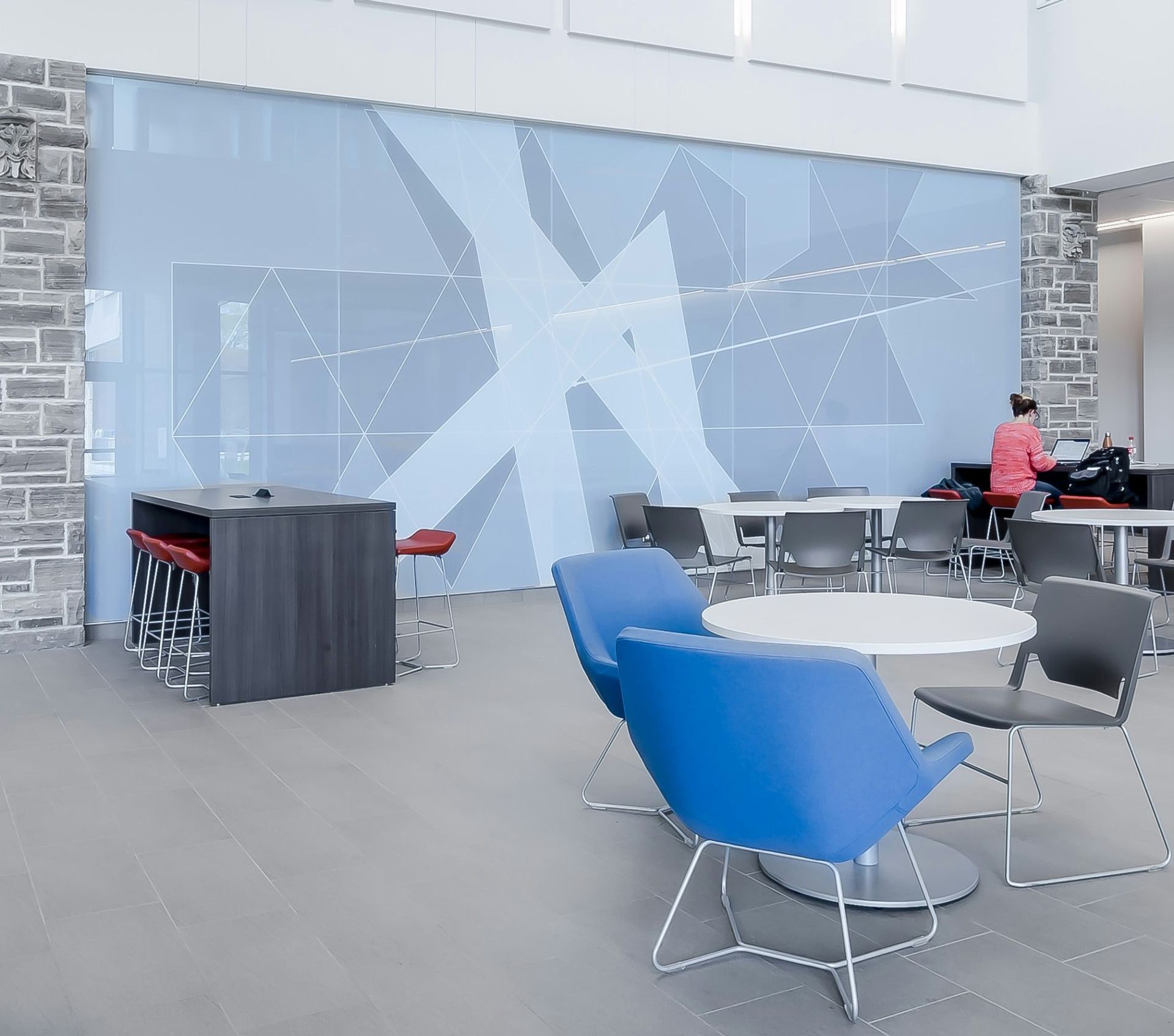 Persona trabajando en sala moderna

