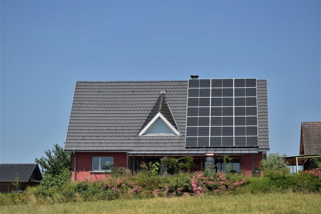 Casa con paneles solares
